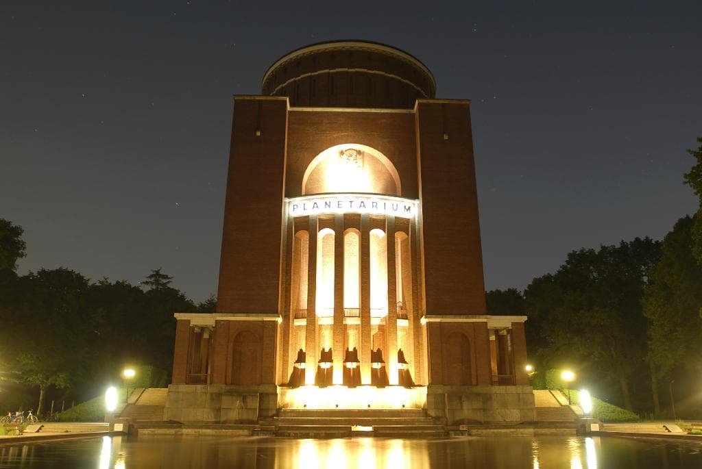 Beinahe magisch: Planetarium bei Nacht (Copyright Planetarium Hamburg)