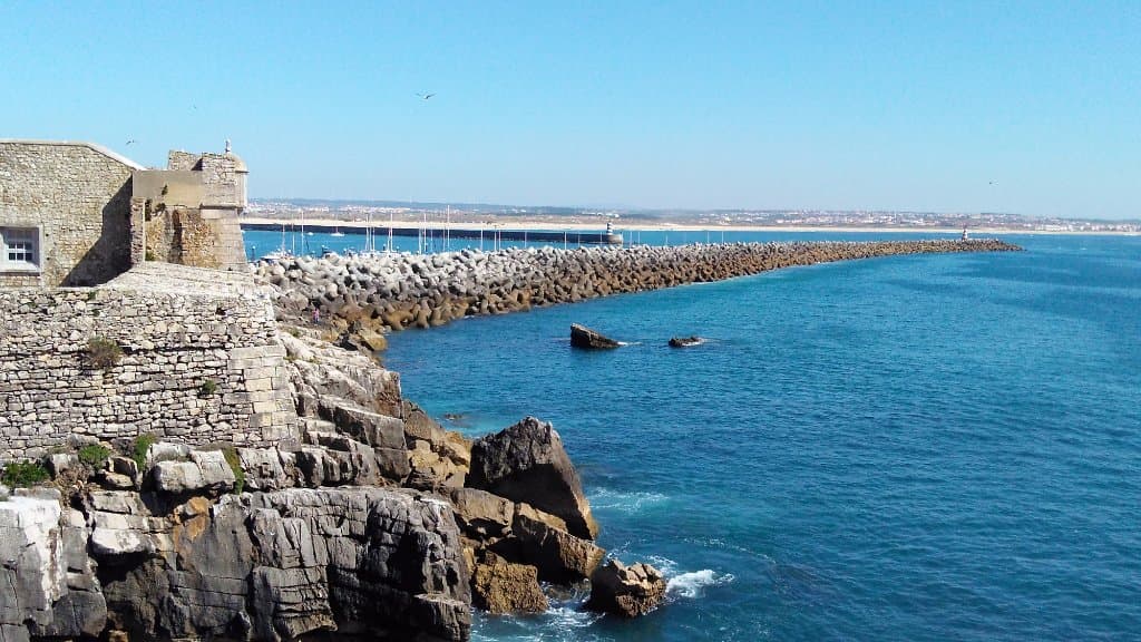 Vista de parte do forte, que está à beira mar