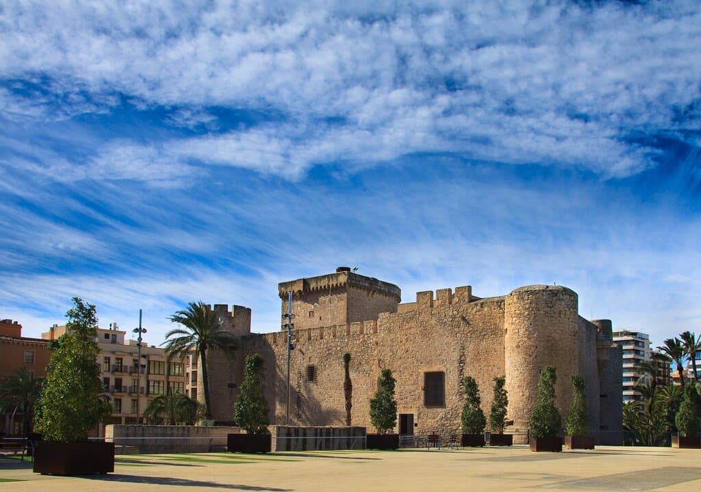 El Palacio de Altamira, también conocido como El Alcàsser de la Senyoria, es un edificio que fue residencia de los señores de la ciudad entre los siglos XV y XIX. En la construcción de esta fortaleza se pueden distinguir tres fases:  
