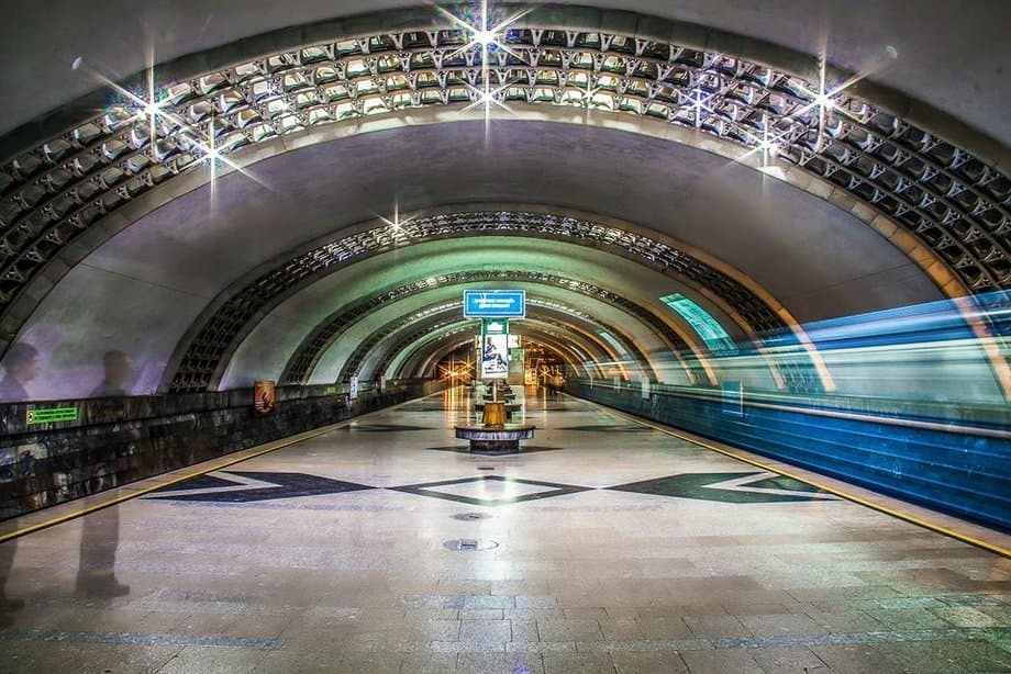 Kosmonavtlar Metro Station